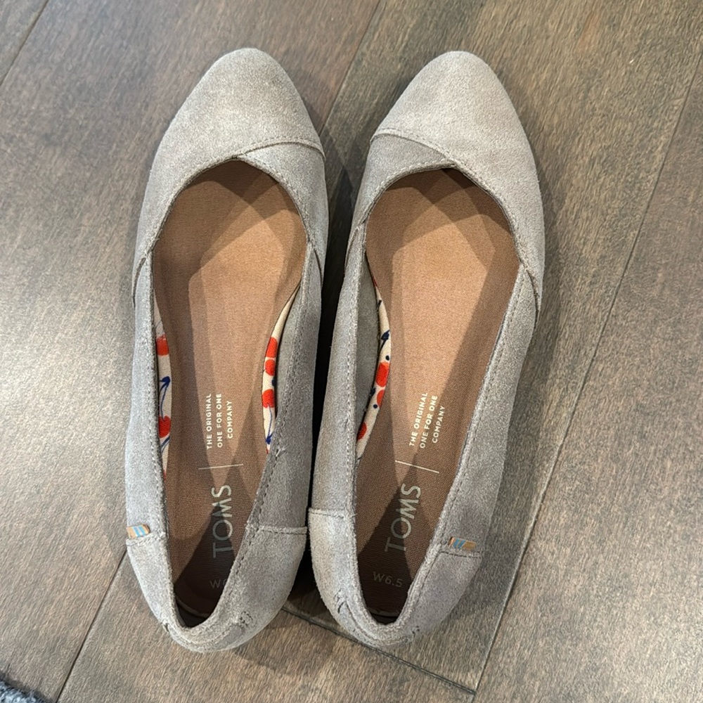 Tan women’s TOMS flats- barely worn